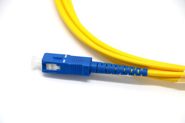 Τα κίτρινα ενιαία καλώδια μπαλωμάτων ινών τρόπου 9/125 συνδετήρας Sc/UPC προσάρμοσαν το μήκος